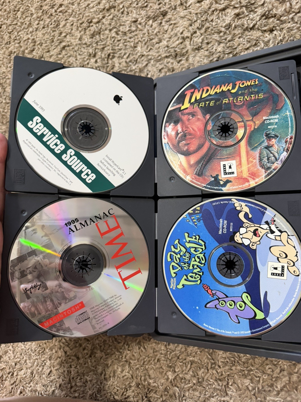 VINTAGE CD CASE WITH 7 MACINTOSH CD-ROM DISCS UNTESTED GAMES ETC.