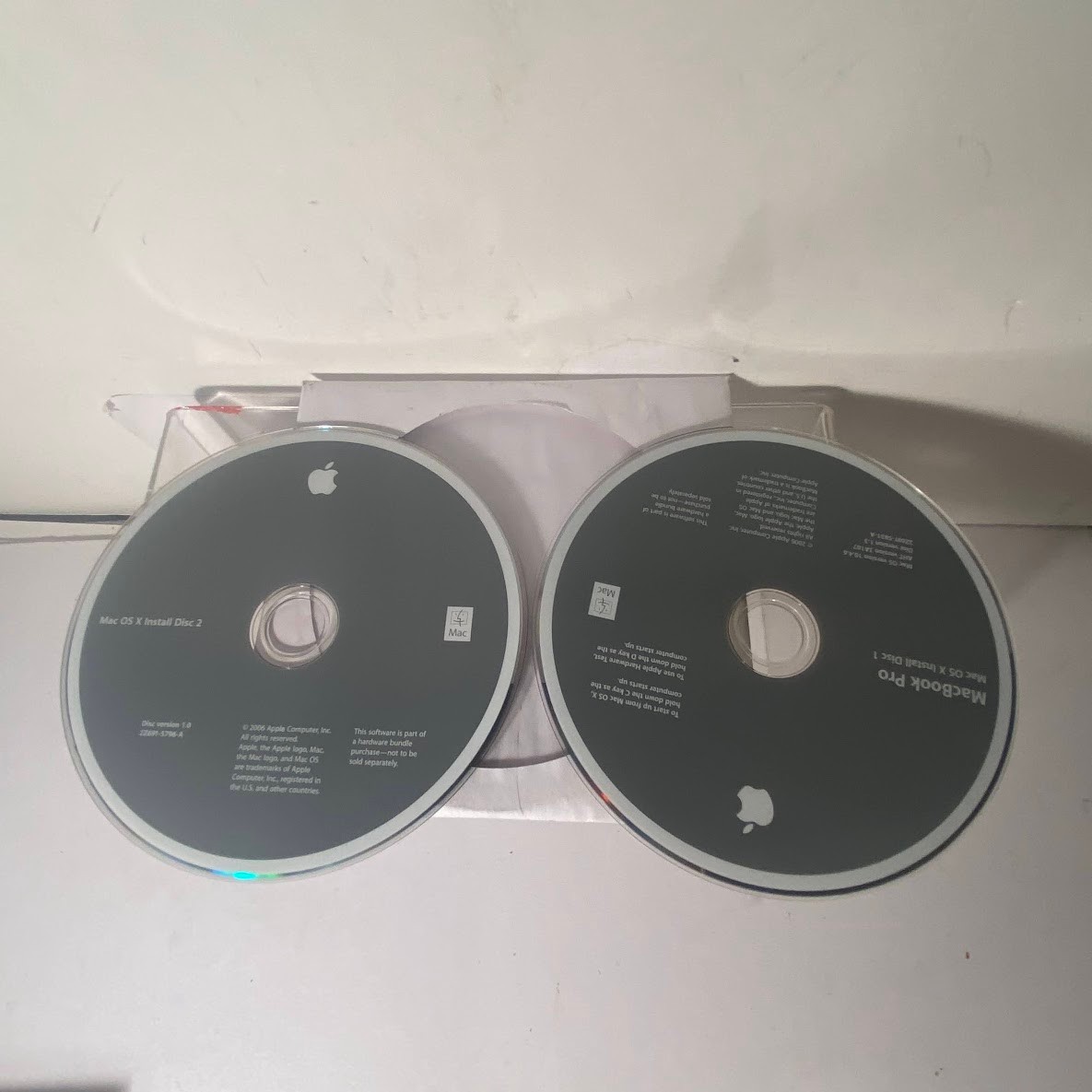 Mac OS X 10.4.6 Grey Discs for MacBook Pro – Multilingual Install Disc 1 + 2